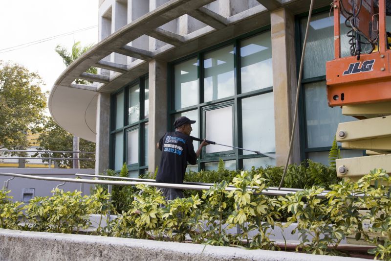 Powerwashing a Commercial Building